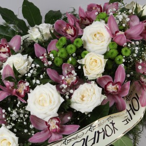 Wiązanka pogrzebowa z białych róż i storczyków