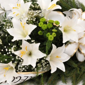 Wiązanka pogrzebowa ze sztucznych lilii 