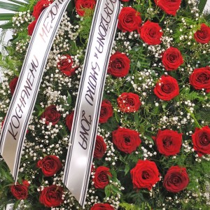 Wieniec pogrzebowy stojący z żywych z bordowych róż